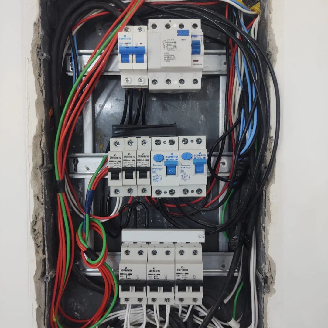 Quadros e instalações elétricas